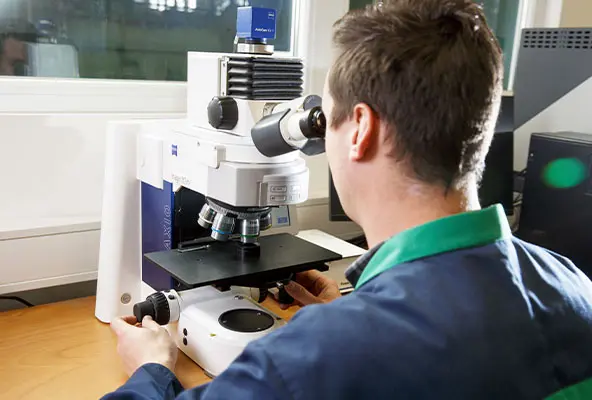 mikroskopiranje na mikroskopu zeiss v laboratoriju