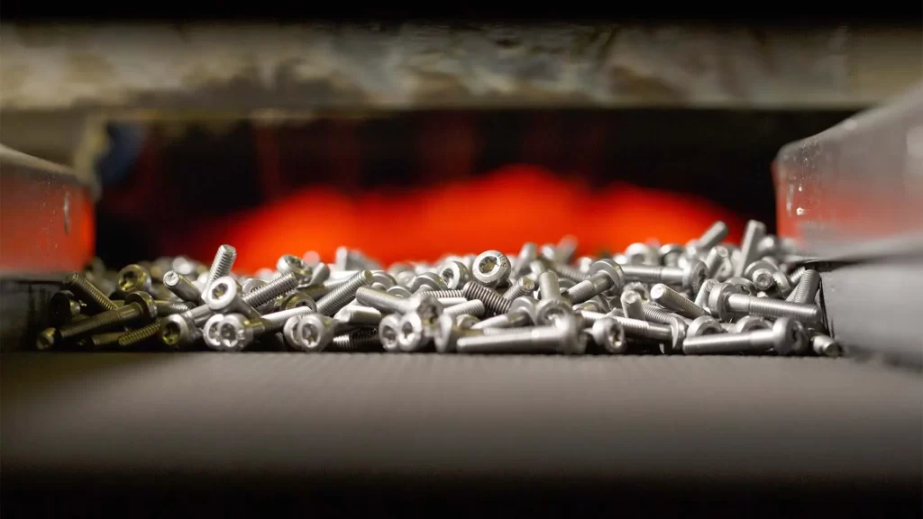 pretočna kalilna peč za obdelavo vijakov